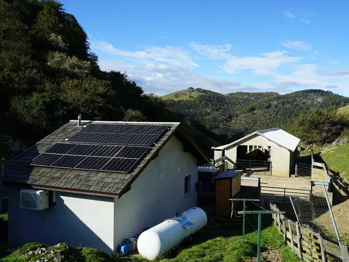 Panneaux solaires sur une bergerie isolée en montagne