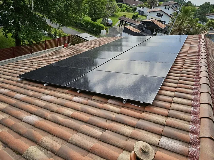 Panneaux photovoltaïques posés sur une toiture en tuiles