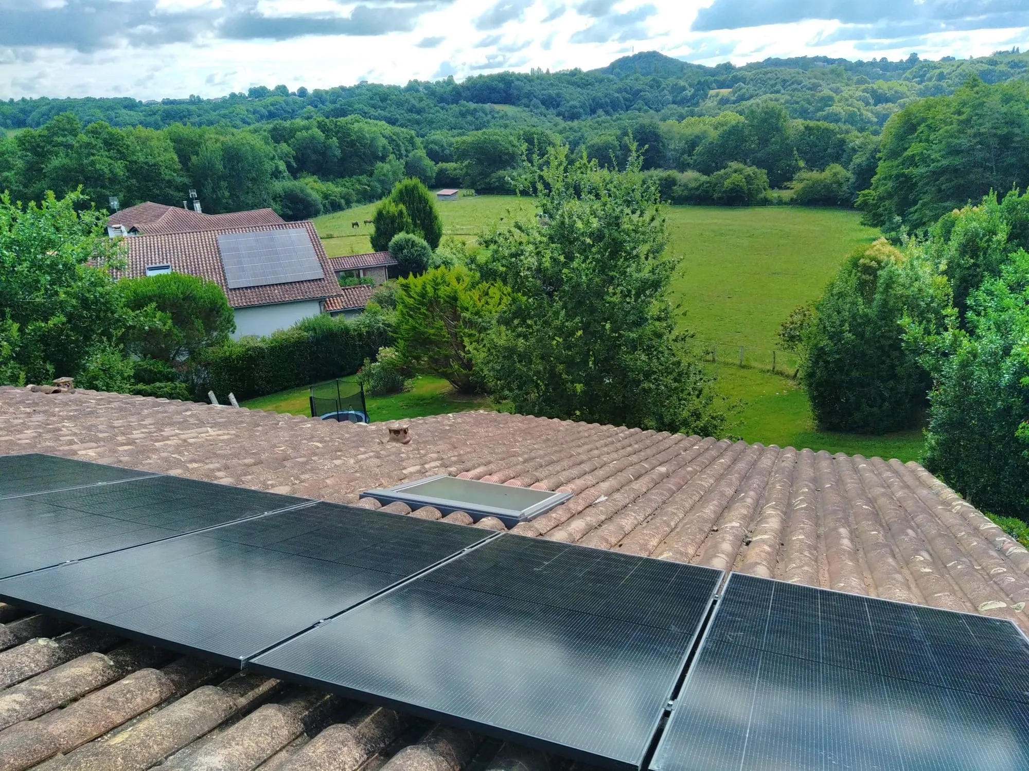 Panneaux photovoltaïques sur toiture, vue sur la campagne basque