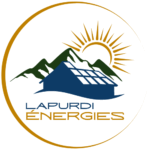 Logo de l'entreprise Lapurdi Energies représentant une montagne, une maison avec des panneaux solaires et un soleil le tout entouré d'un cercle doré.