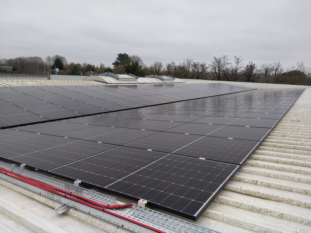 Installation photovoltaïque sur le toit d'un site industriel