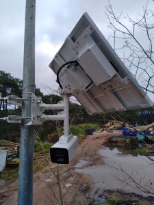 Photo d'une caméra de surveillance alimentée par un panneau solaire